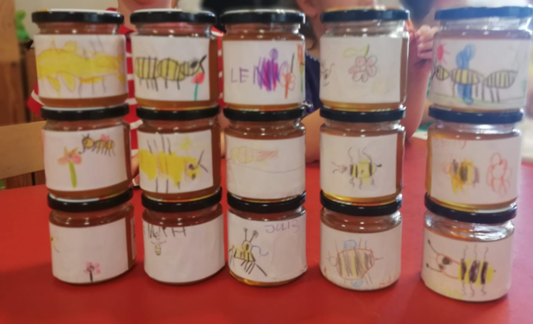 Honiggläser mit Bienenlabel als eine der Ideen